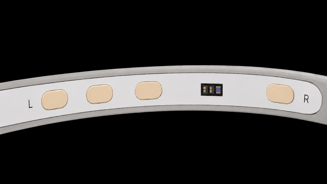 LINK BAND 2.0 헤드밴드를 이마에 착용하고 뇌파를 측정하는 모습